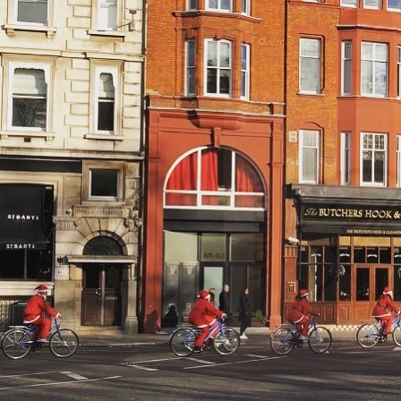 #wadabags London weekend wonderland. Two-wheeled Santas have arrived in Smithfield today ! #santascomingtotown #winterwonderland #weekendvibes #londontown #christmas