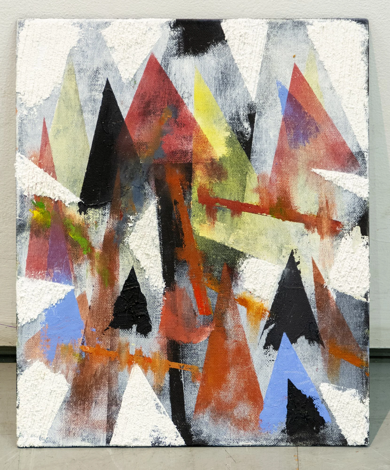 La Ciudad LXII, empaste de óleo y polvo de mármol sobre tabla, 30x25 cm. La Ciudad empezó como una serie de experimentos a pequeña escala con pintura sobrante, pero pronto adquirió un lenguaje propio basado en el arquetipo del paisaje urbano.