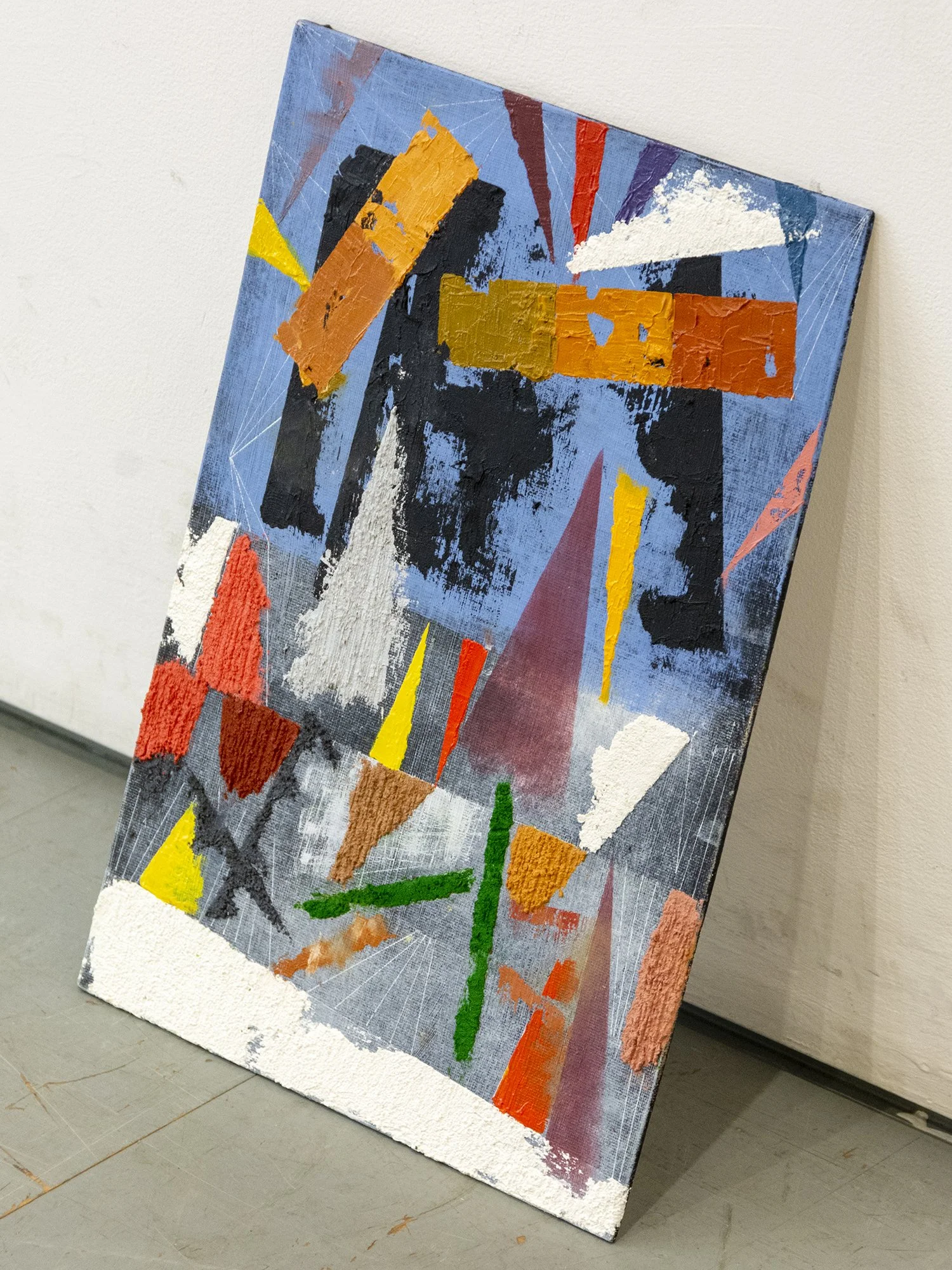 La Ciudad LXIII, empaste de óleo y polvo de mármol sobre tabla, 35x25 cm. La Ciudad empezó como una serie de experimentos a pequeña escala con pintura sobrante, pero pronto adquirió un lenguaje propio basado en el arquetipo del paisaje urbano.