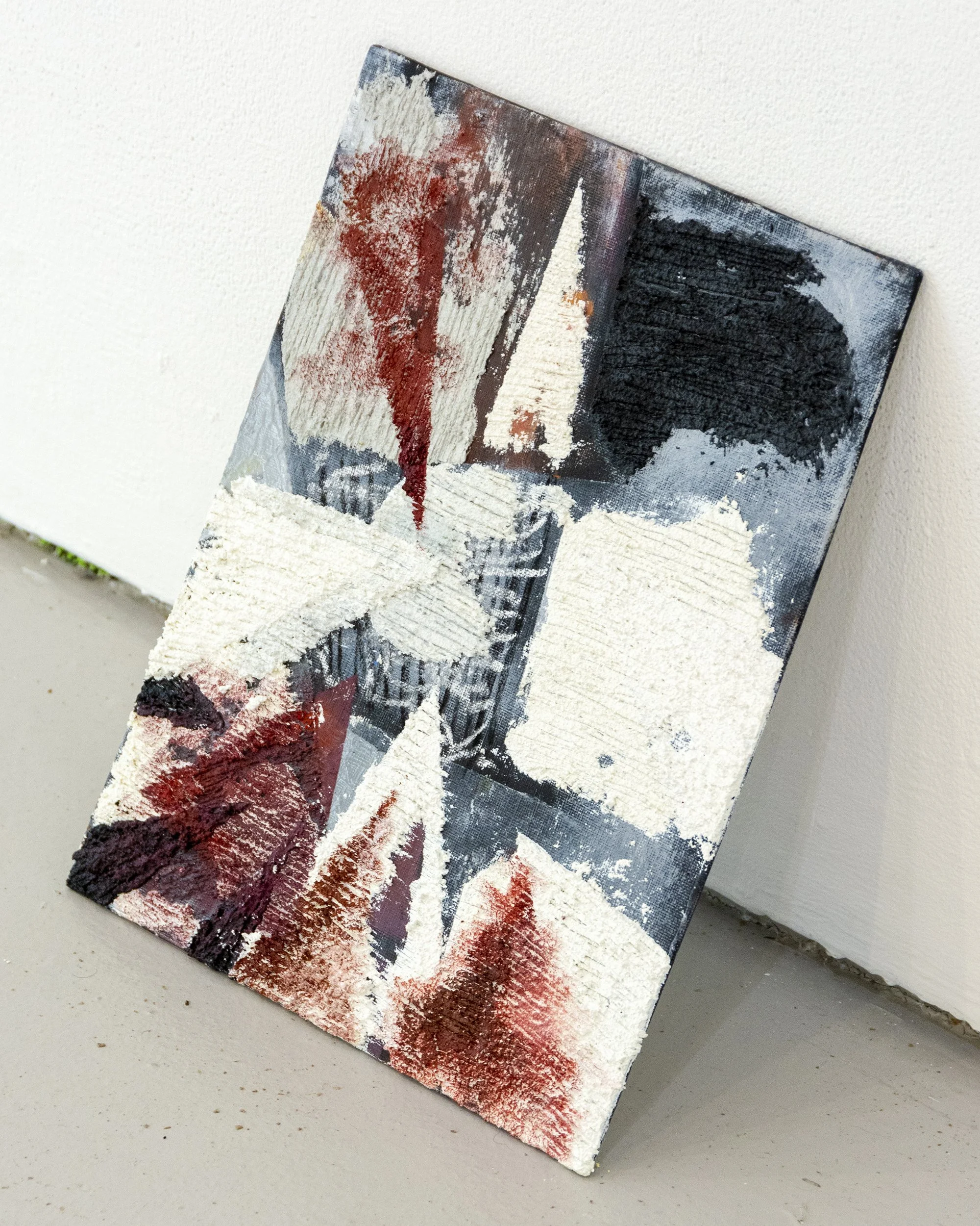 La Ciudad LX, empaste de óleo y polvo de mármol sobre tabla, 30x25 cm. La Ciudad empezó como una serie de experimentos a pequeña escala con pintura sobrante, pero pronto adquirió un lenguaje propio basado en el arquetipo del paisaje urbano.