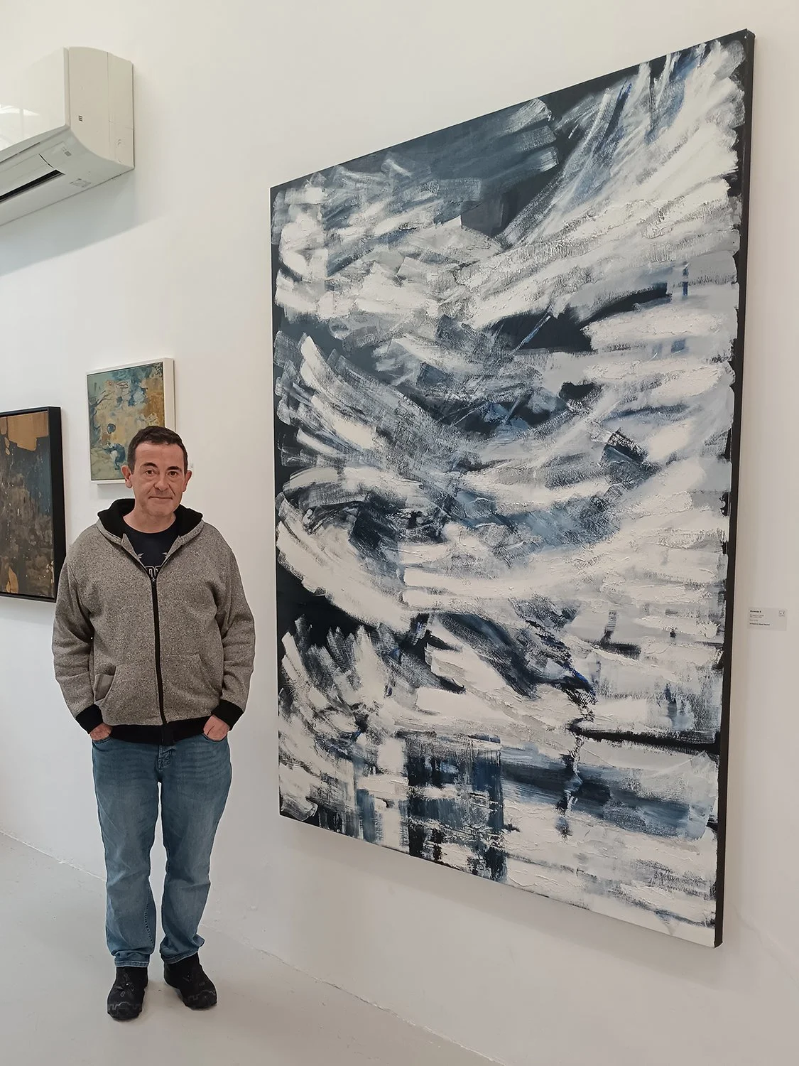 Micenas VI, óleo sobre lienzo, 200x150 cm, £4,500. La series de Micenas es una exploración de una escala mayor, con un lenguaje pictórico gestual e instintivo. Estos cuadros en lienzo suelto se pueden mostrar tal cual, como tapices, o pueden montarse