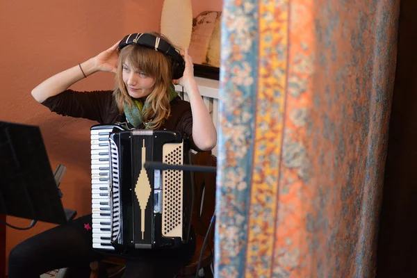 j accordion RVA_7397-M.jpg