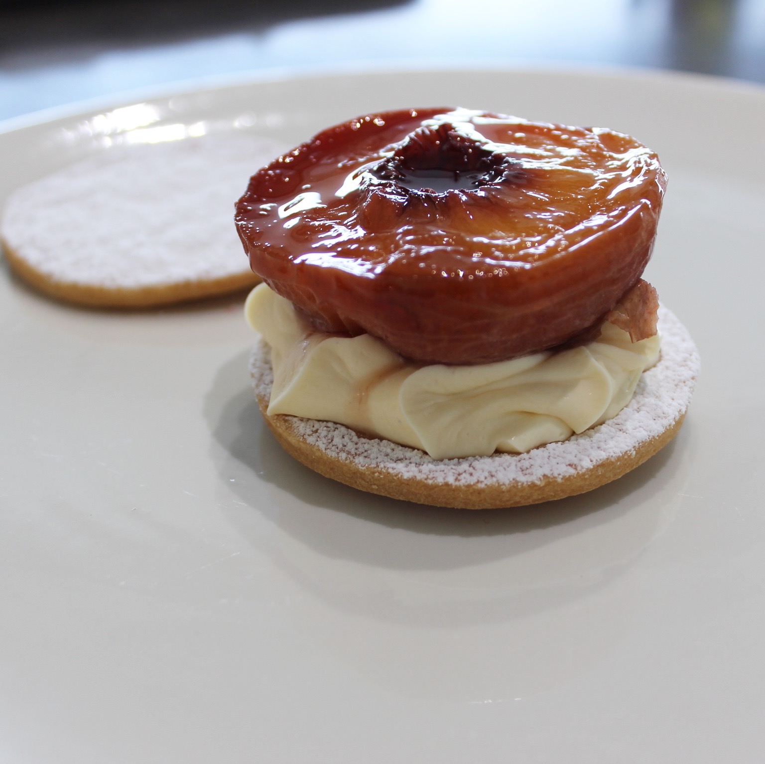 Sable of grilled peaches and mascarpone