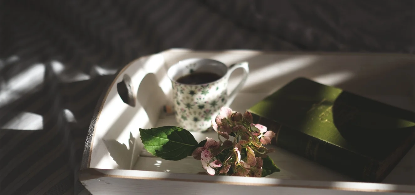 5 Thoughts Only Book Lovers Think During the Holidays