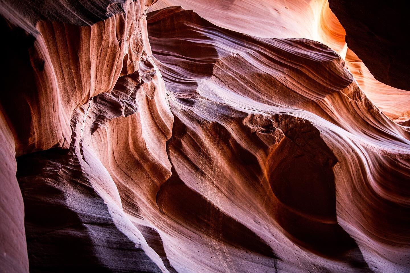 Light coming down Antelope canyon&hellip;.truly beautiful and amazing&hellip;says yours truly of course 😊
.
.
.
#nature #naturephotography #naturelovers #rocks #light #beauty #beautiful #color #colorful #layers #navajo #antelopecanyon #amazing #az #