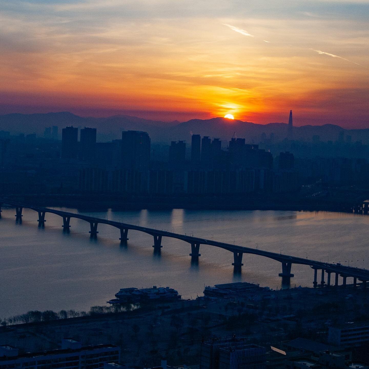 The sun rises over Seoul &hellip;.with Lotte tower in the background reminds me of Lords of Rings &hellip;.says 😊
.
.
.
#sun #sunrisephotography #sunrise #seoul #seoulkorea #urbanphotography #urban #cityphotography #cityscape #southkorea #photograph