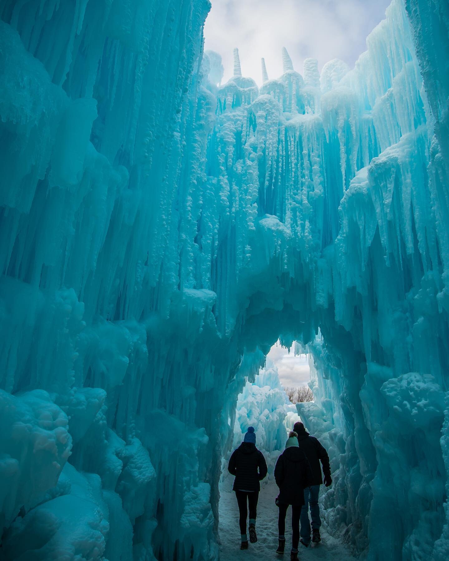 It&rsquo;s just cold cold cold&hellip;.cold outside! Sooooo let&rsquo;s go see an ice castle! Says not me but a lot of Minnesotans &hellip;🤦&zwj;♂️
.
.
.
#photography #yourshotphotographer #travel #travelphotography #minneapolis #captureminnesota #i