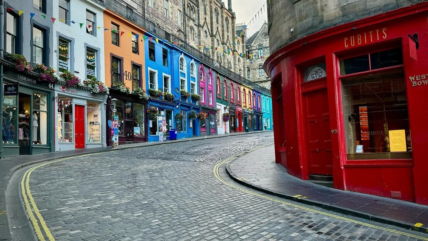 While in Edinburgh &hellip;.enjoy the colorful and historic streets &hellip;Edinburghhhh! Is how the locals call it! Burghhhhh!! 😊✌️
.
.
.
#edinburgh #uk #unitedkingdom #europe #scotland #travel #travelphotography #traveltheworld #travelscotland #tr