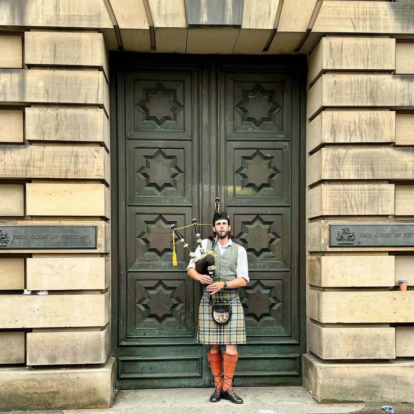 When in Scotland&hellip;.listen to some amazing street bagpipe music &hellip;.says everyone!
.
.
.
#scotland #scottishfold #scotspirit #edinburgh #edinburghstreetphotography #streetstyle #streetphotography #edinburghroyalmile #royalmileedinburgh #uk 