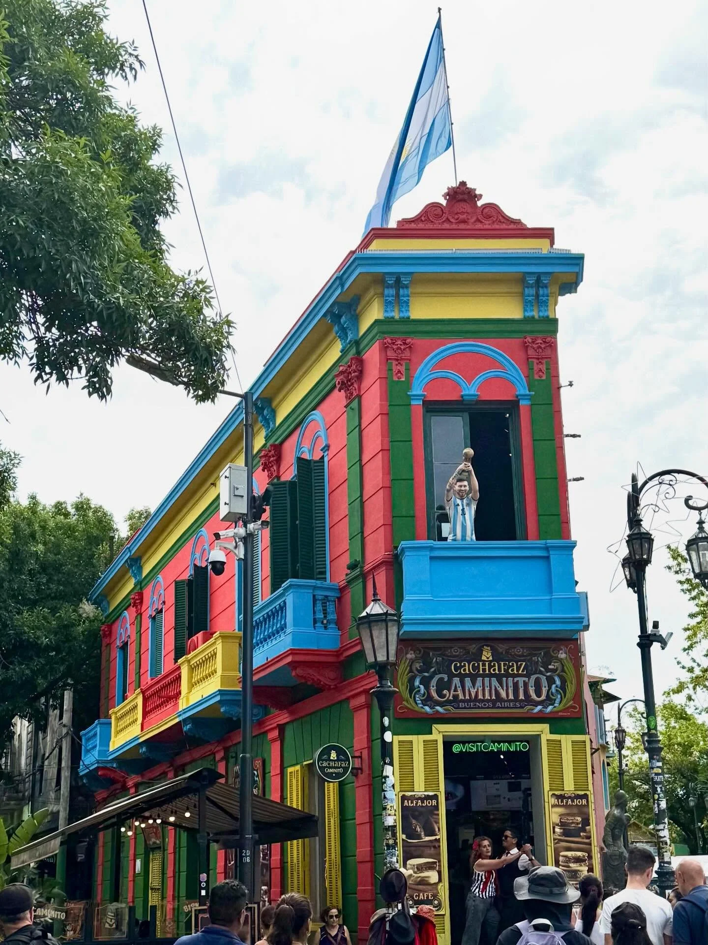 When in Buenos Aires&hellip;visit Caminito! Say Hi to Messi! Enjoy the colorful neighborhood of Boca! Says me..☺️✌️
.
.
#caminitolaboca #caminito #buenosaires #colorful #street