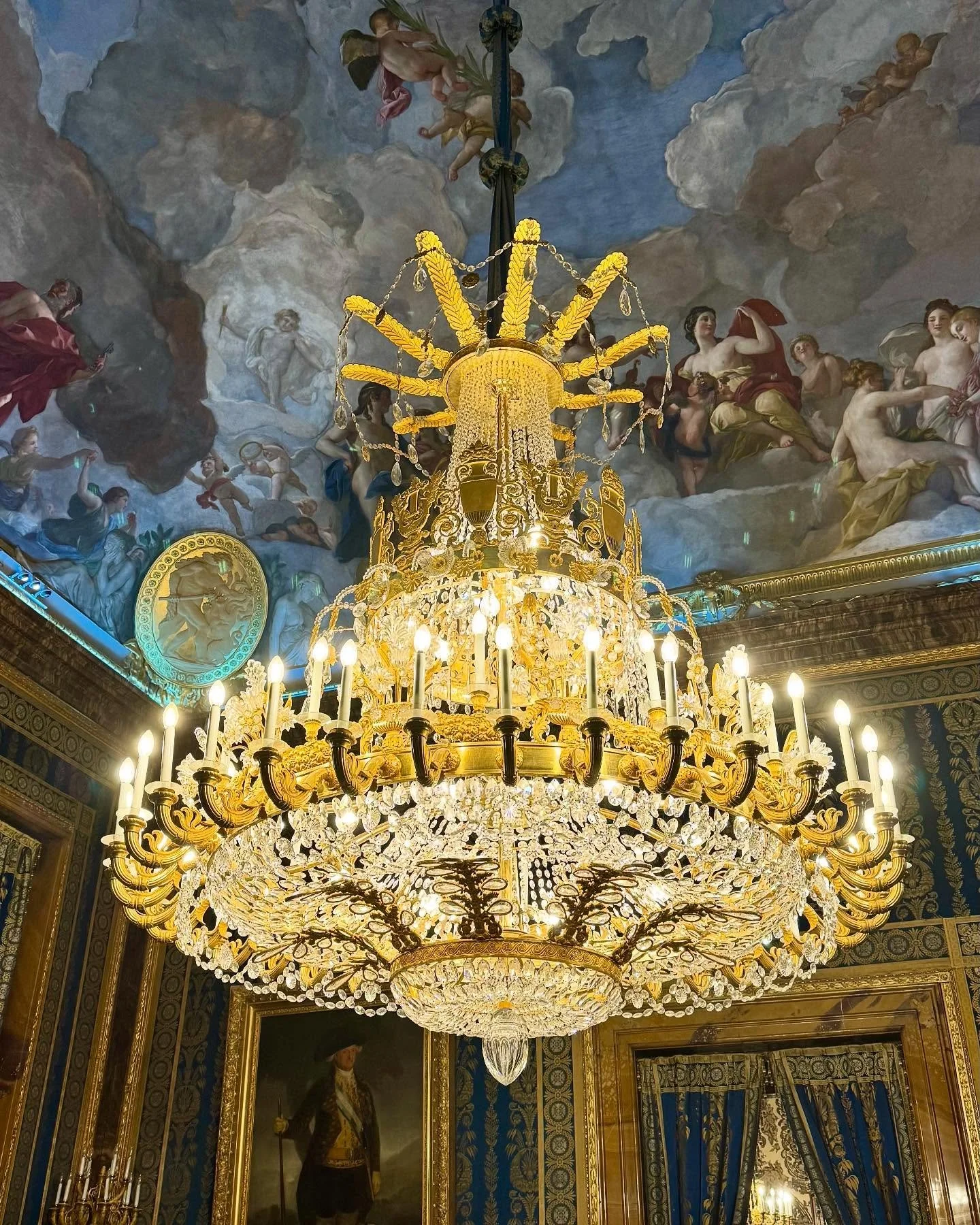 While in Madrid&hellip;.you got to go to the palace! 3000+ rooms! The decor and the chandeliers!! 

.
.
.
#palace #madrid #spain #eroupe #royal #royalpalaceofmadrid #chandilers #amazing #viewfrombelow #beautifuldestinations #beautiful #lights #travel