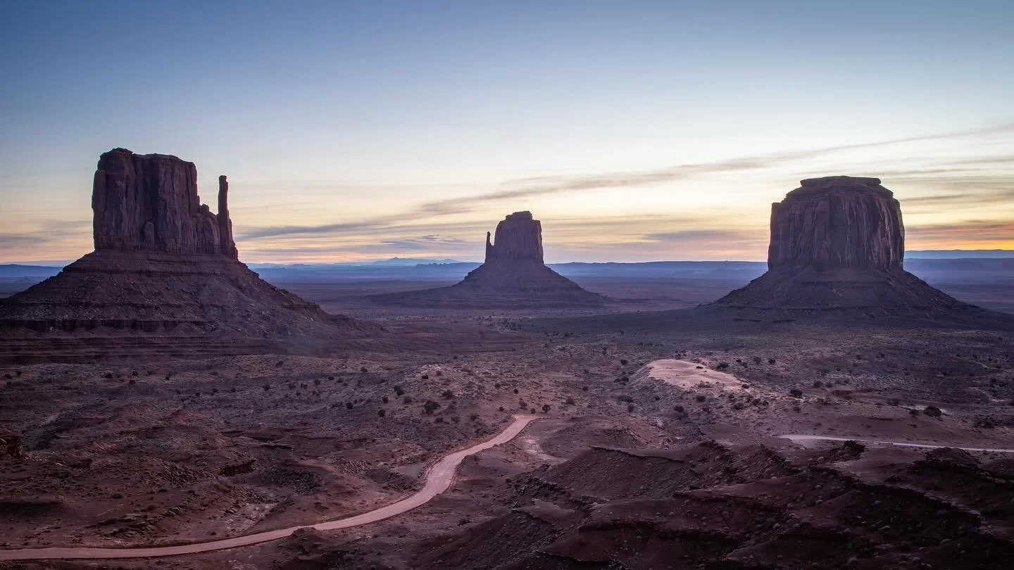 Iconic Monument Valley &hellip;even Forrest had to stop and look around&hellip;🤷&zwj;♂️ 😊✌️
.
.
.
 #monumentvalleynavajotribalpark #monumentvalleytribalpark #monumentvalleysunrise #amazing #naturecolors #naturecaptures #outdoorslife #outdoors #road