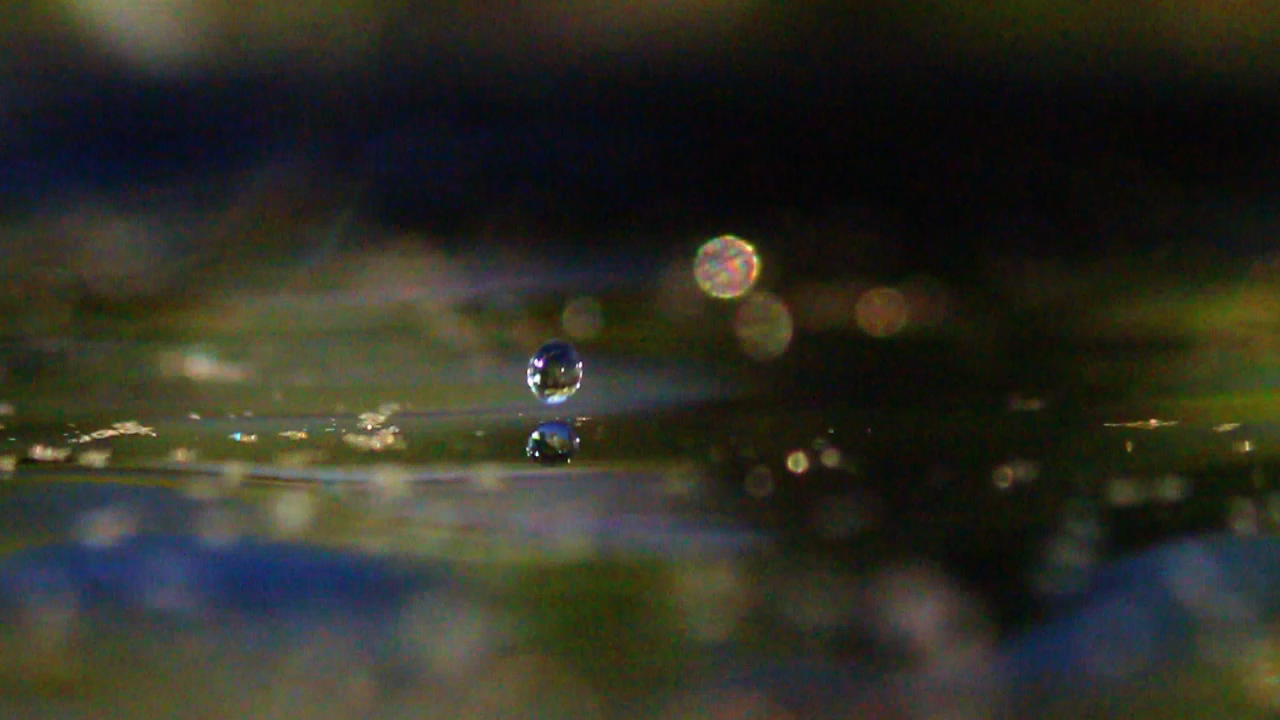 Video using macrotubes : water droplets with gold dust