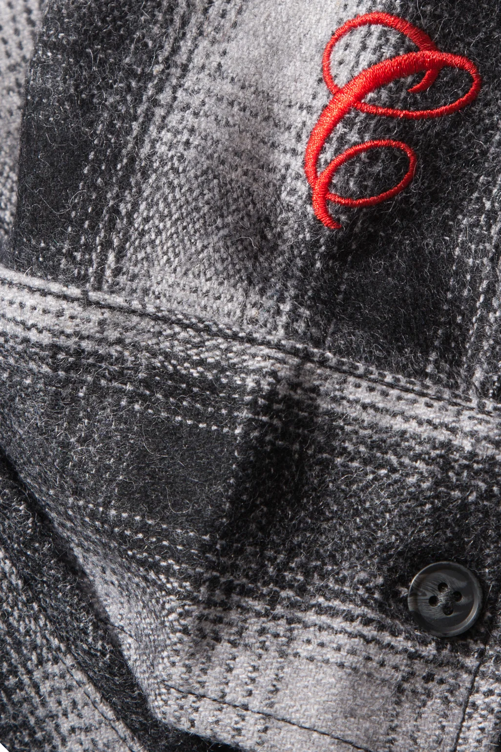 L18W208021_WHITE_LS_DETAIL_03.jpg