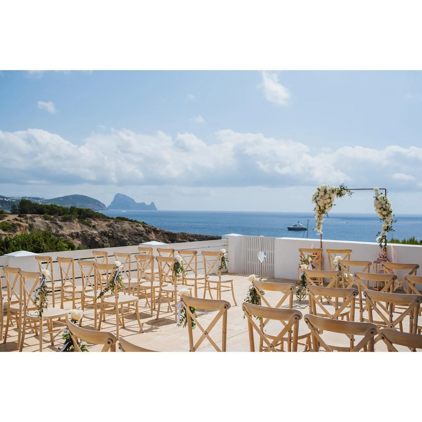 Summer wedding at @elixiribiza 
.
.
.

#ibizawedding #whatloversdo
#ibizaelopement #ibizaengagement
#elixirweddings #happytime 
#ibizaphotographer #loveislove
#spanishweddingphotographer #weddingceremony
#weddingexit #weddingexitideas #weddinginspira