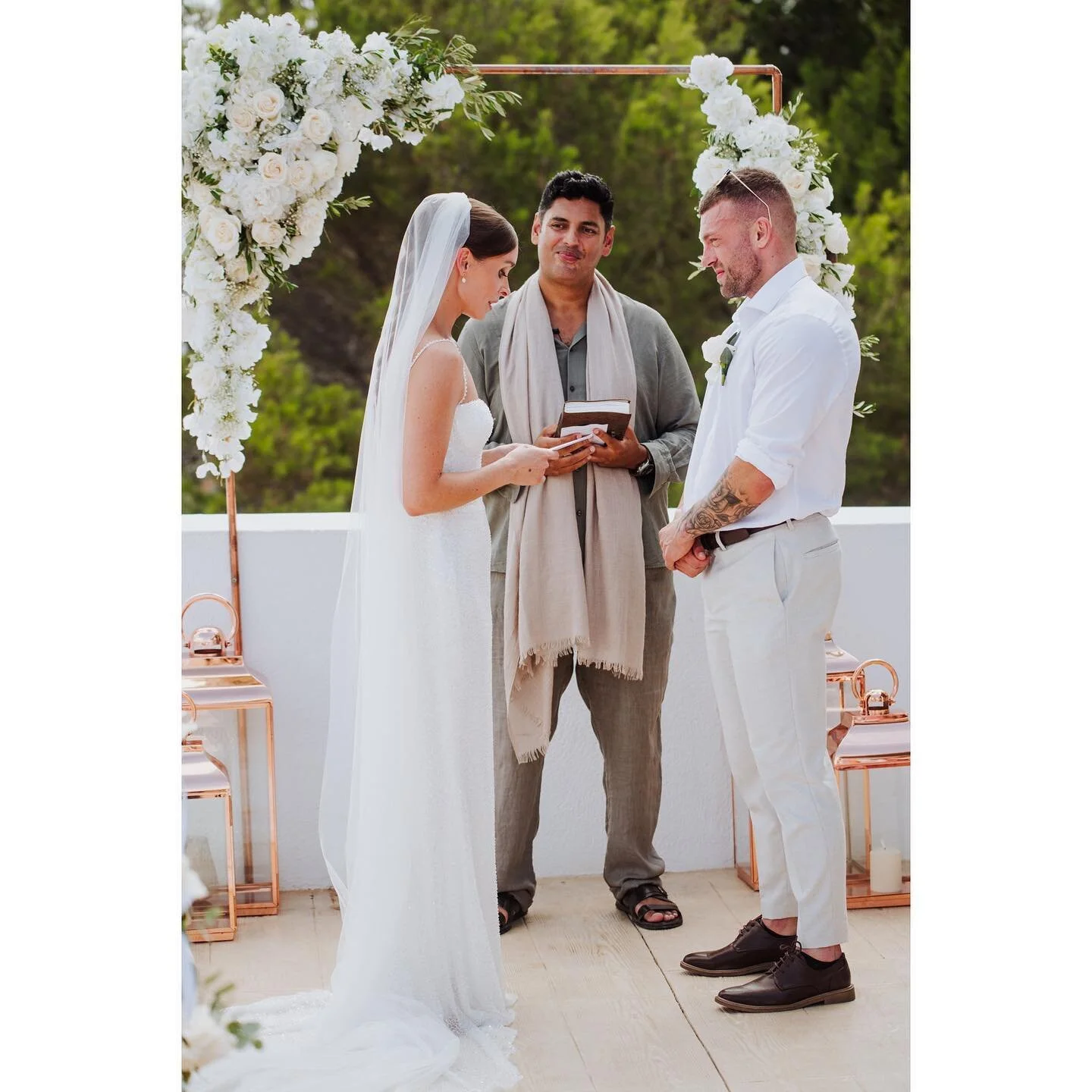 Happy celebrant , happy wedding ✌️with @osoibiza at @elixiribiza 
.
.
.
.

#ibizawedding #whatloversdo
#ibizaelopement #ibizaengagement
#elixirweddings #happytime 
#ibizaphotographer #loveislove
#spanishweddingphotographer #weddingceremony
#weddingex