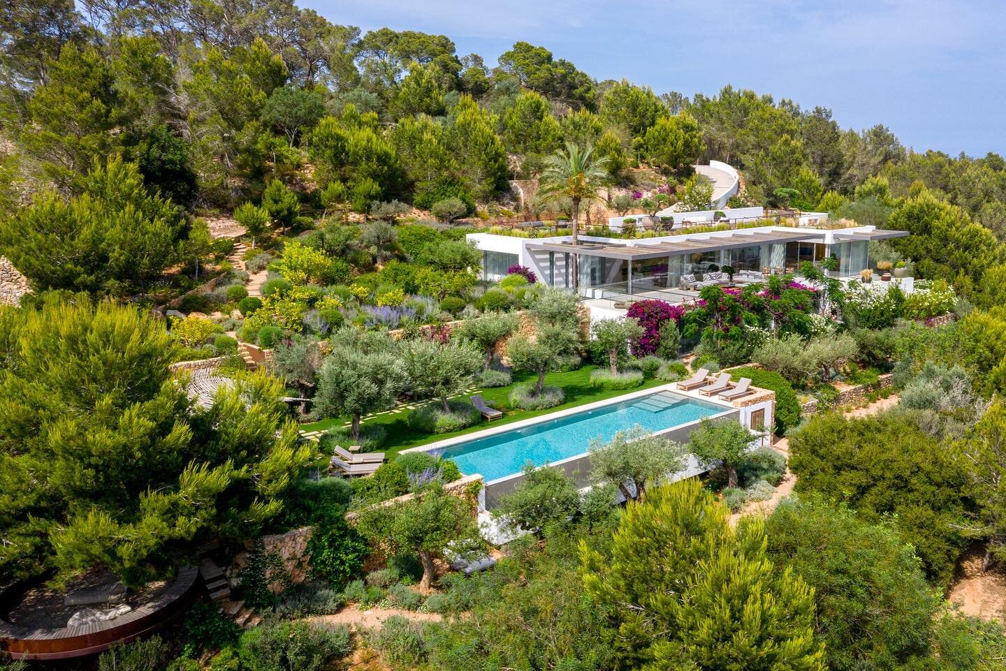 Modern villa on a mountain slope 
.
.
.
.

#realestatephotographer #ibizaproperties #realestateibiza #ibizarealestate #ibizahouse #ibizavilla #houseinthewoods #holidayrental #modernhouse #ibizaproperty #realestatephoto #ibizavillas #luxuryhomes #blue