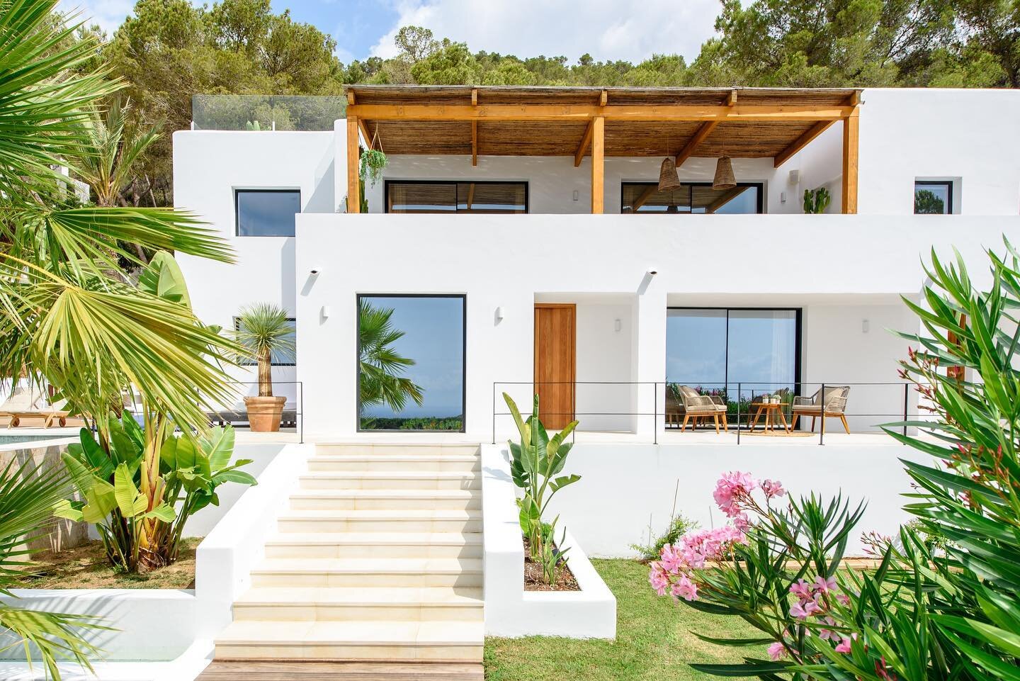 Front facade 
.
.
.
.

#realestatephotographer #ibizaproperties #realestateibiza #ibizarealestate #ibizahouse #ibizavilla #houseinthewoods #holidayrental #modernhouse #ibizaproperty #realestatephoto #ibizavillas #luxuryhomes #bluehourphotography #hom