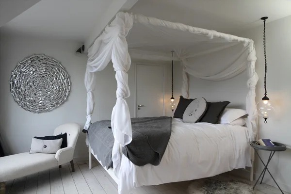 The_House_in_the_Sea_four_poster_bed.jpg