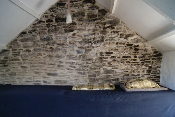 Welsh_blankets_and_stone_wall_at_Bryncyn.jpg