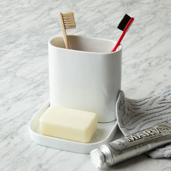 toothbrush_holder_Universal_Expert_Sebastian_Conran.jpg