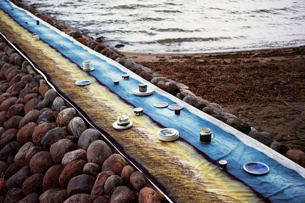 Marimekko_Oiva_tableware_beach.jpg