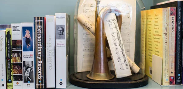 Books_and_curiosities_at_The_Ampersand_Hotel_on_Design_Hunter.jpg