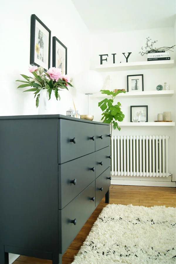 Bedroom_black_drawers_Design_Hunter.jpg
