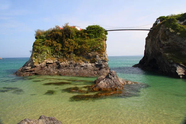 The_house_in-the_sea_suspension_bridge.jpg