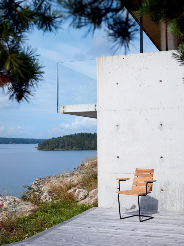 grinda_armchair_teak_black_metal_frame_photo_johan_carlson_2.jpg