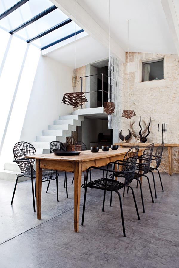 Clever and sympathetic use of contrasting textures is key to the modern country look. There are no soft textures in this dining room - every surface is hard, from cement and concrete to glass and metal - but the variety of shapes makes the room pleasant and appealing.