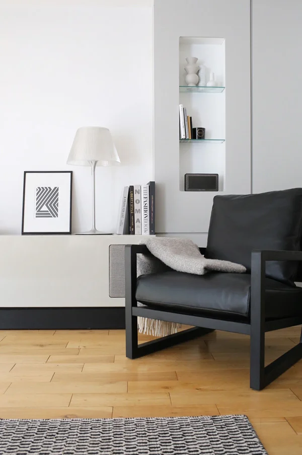Black leather chair by Camerich | Design Hunter