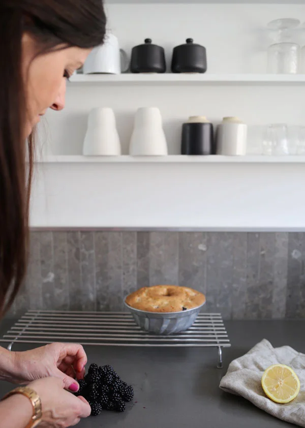 Blackberry bundt cake | Design Hunter