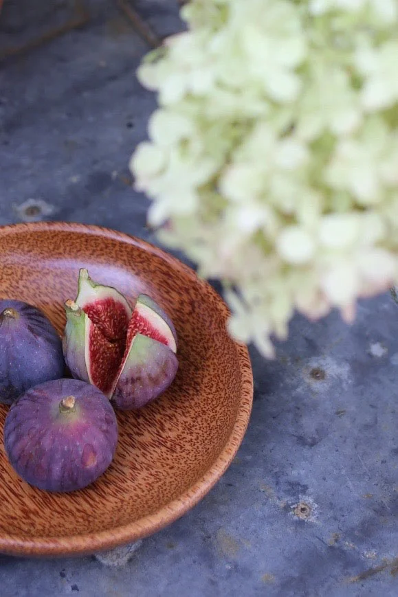 Figs in wooden bowl