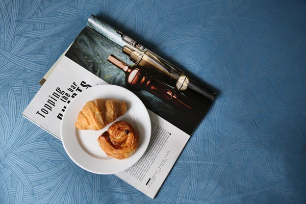 Sunday morning breakfast in bed | Design Hunter
