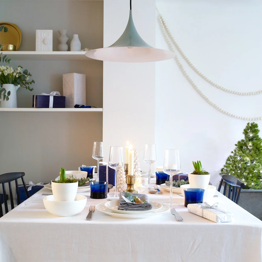 Blue & gold festive table setting | Design Hunter
