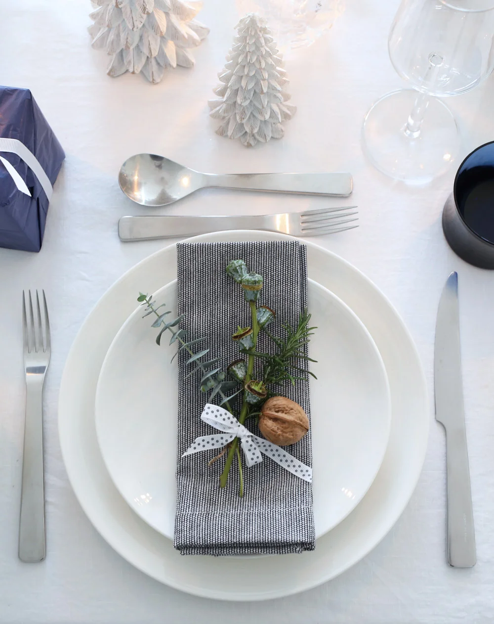 Blue & white festive table setting