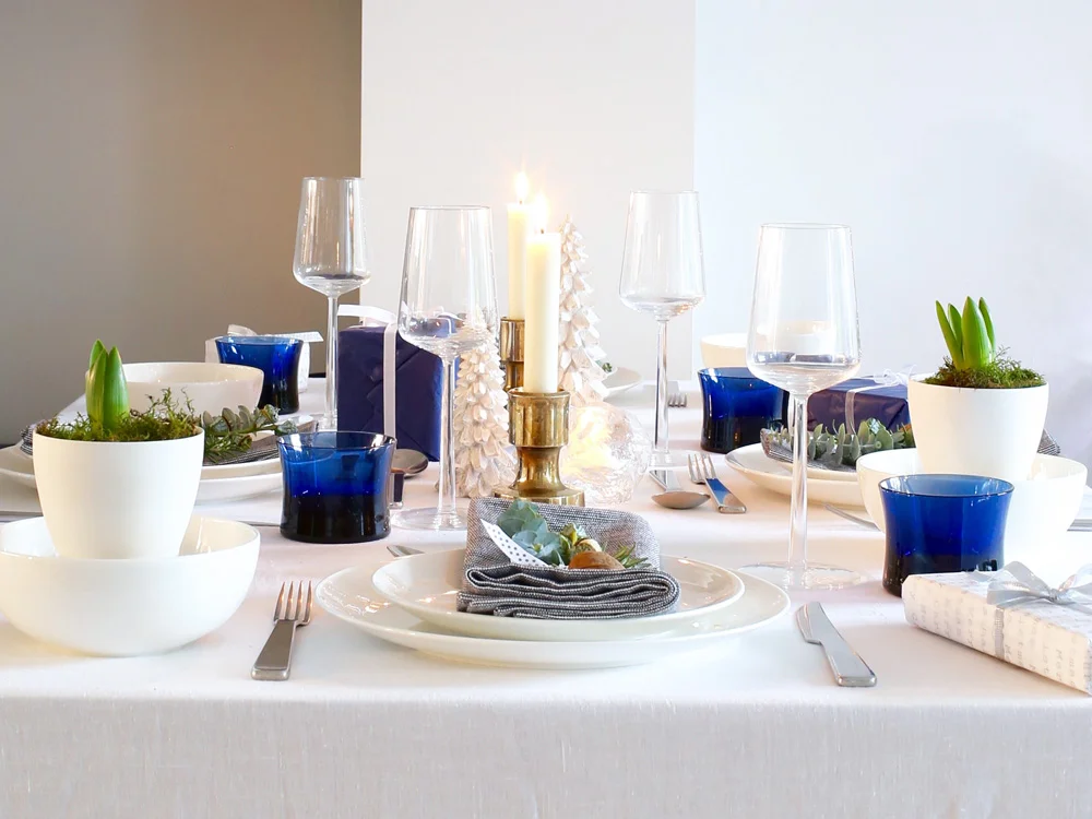 Blue & gold festive table setting | Design Hunter