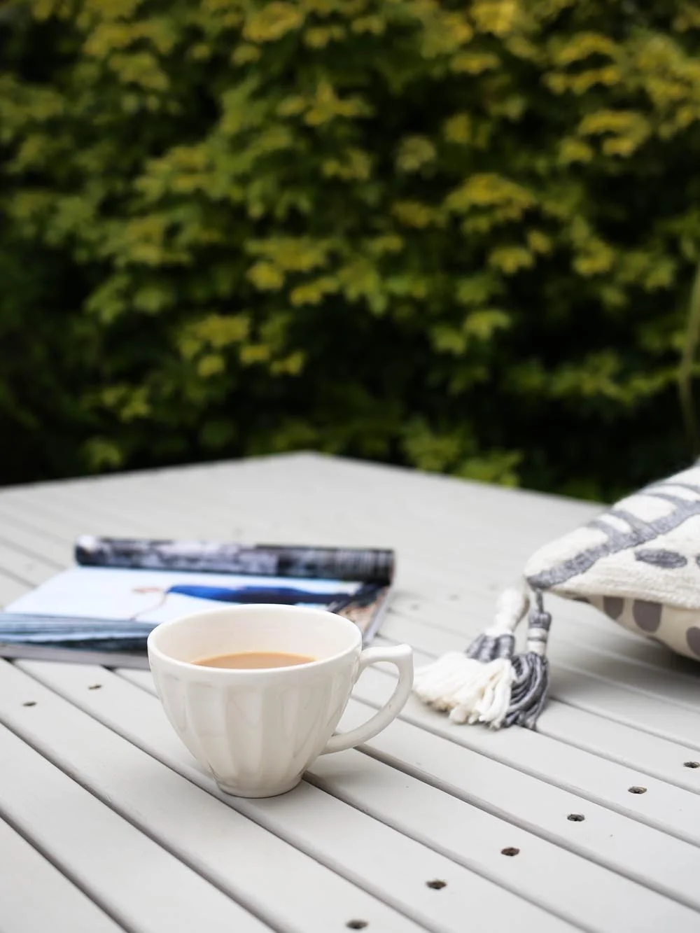 A cup of tea in the garden | Design Hunter