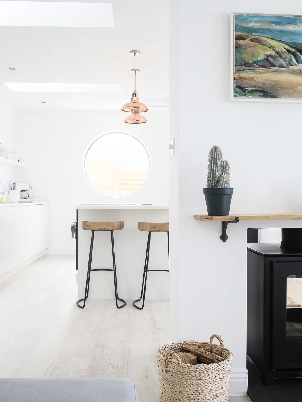 Kitchen island with copper pendant lights | Design Hunter