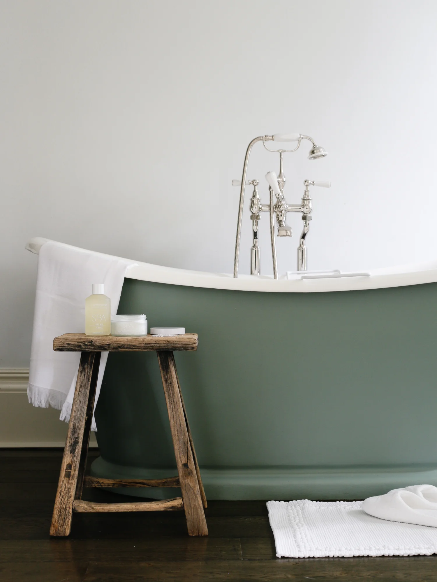 Luxury hotel bathroom at No 38 The Park | Design Hunter