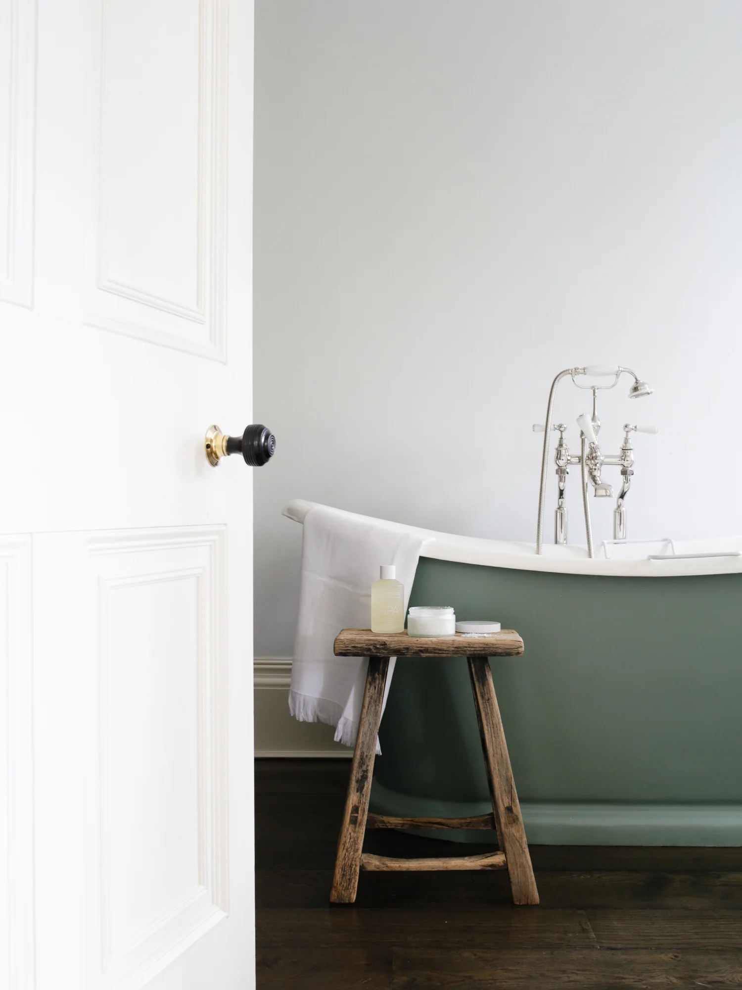 Luxury hotel bathroom | Design Hunter