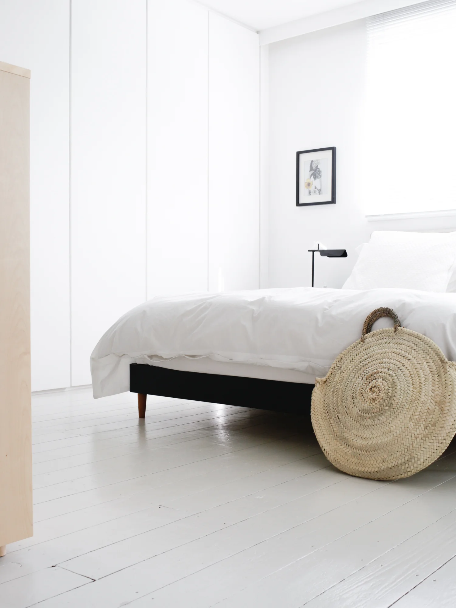 Minimal white bedroom | Design Hunter
