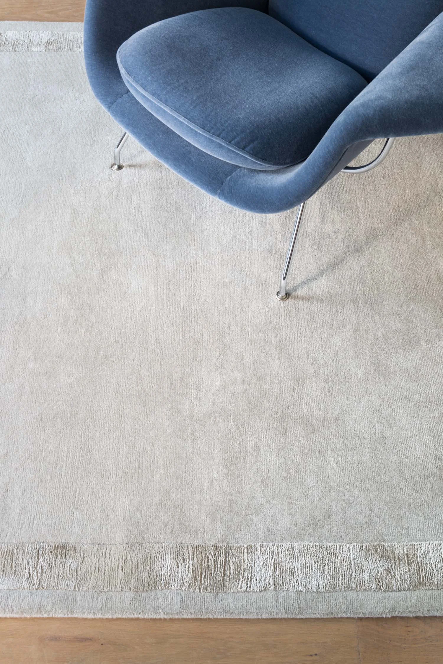 Wool rug with a silk border