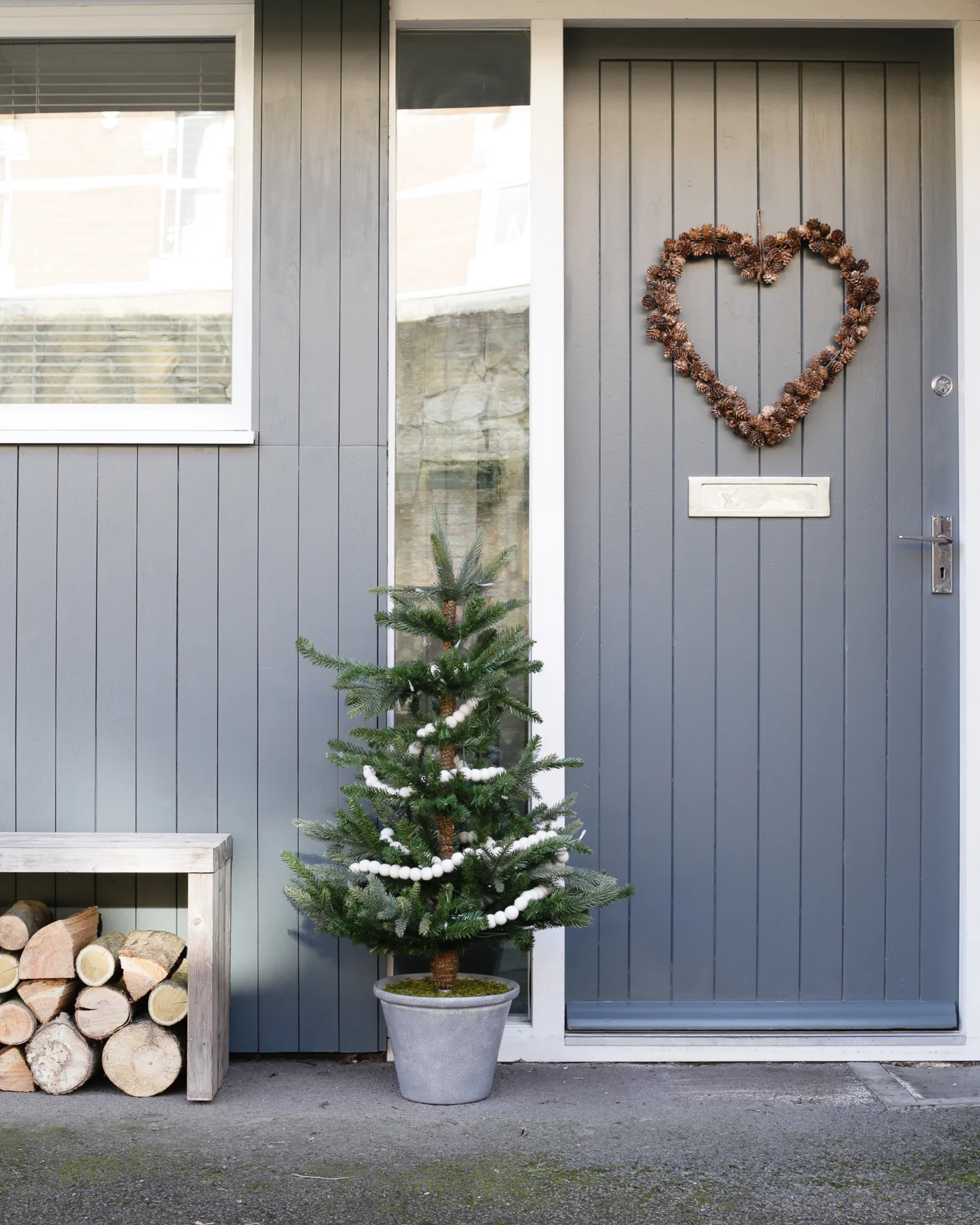 Festive door wreath and Christmas tree | Design Hunter