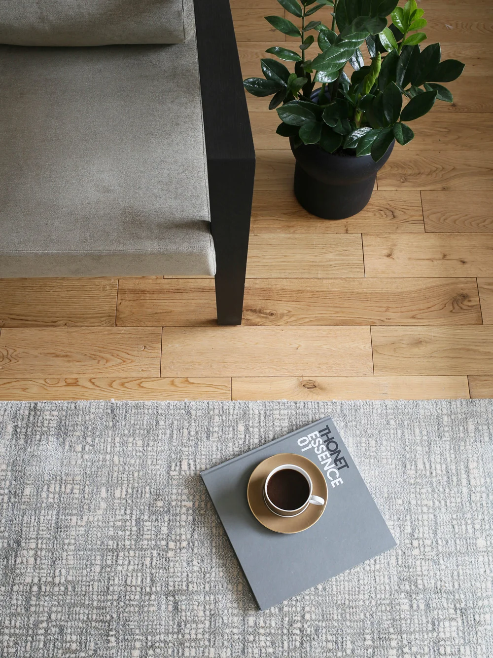 Ligne+Roset+French+Line+chair+from+Lee+Longlands+_+Design+Hunter 1000px.jpg