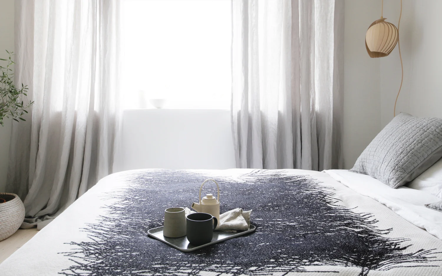 Minimal bedroom with linen curtains - Design Hunter