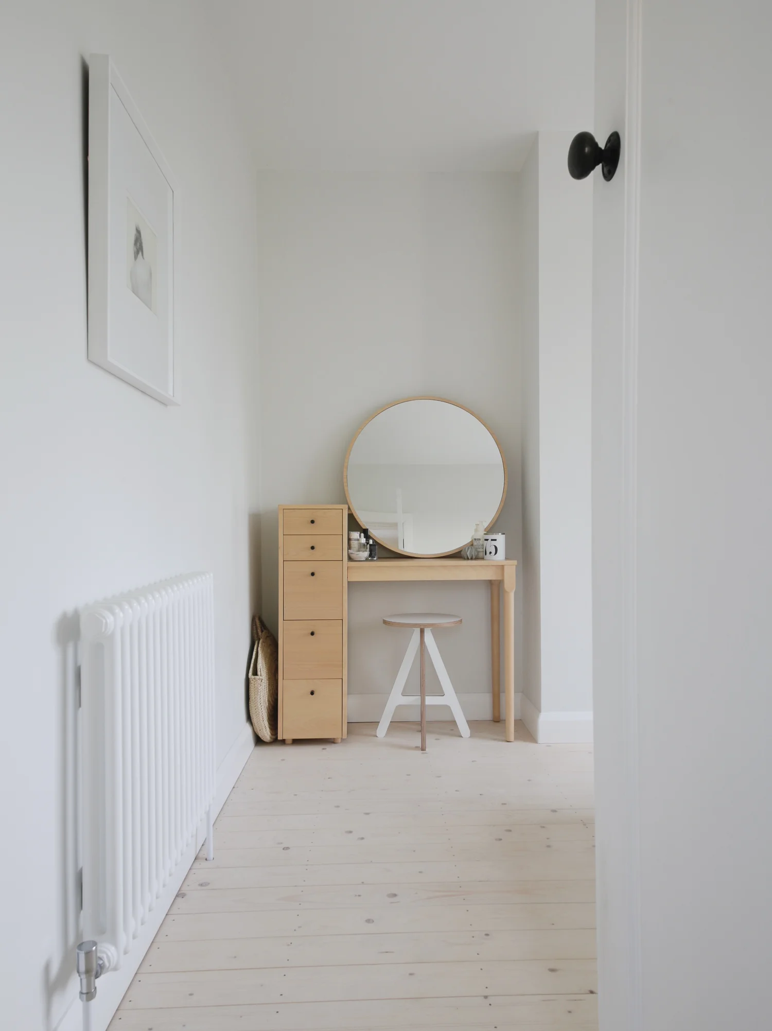 Minimal bedroom with pale wooden flooring - Design Hunter
