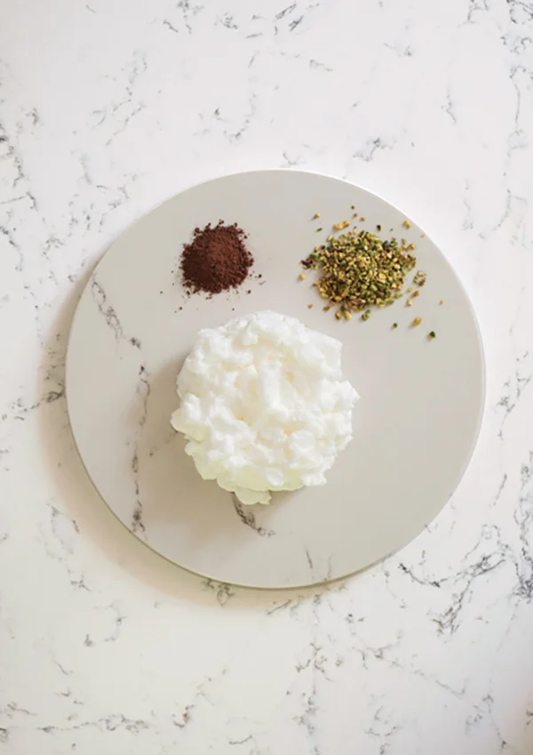 White marble kitchen worktop by Caesarstone
