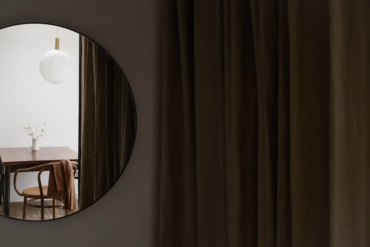 Circular mirror with black metal frame - Design Hunter.jpg